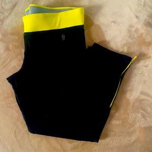 Bebe Sport. P8 activewear workout capri pants. Med
